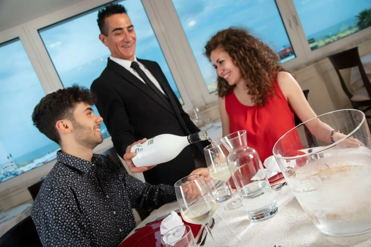 Hotel Ghirlandina Rimini 3*,  Italy